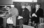 Зелимхан Яндарбиев (в центре), президент, затем премьер-министр «независимой Ичкерии», санкционировал теракт в «Норд-Осте», уничтожен в результате операции российских спецслужб в Катаре в феврале 2004 года, Хож-Ахмед Нухаев (справа)
