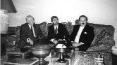 Аднан Хашогги (справа), Хож-Ахмед Нухаев (в центре). 1997 год
